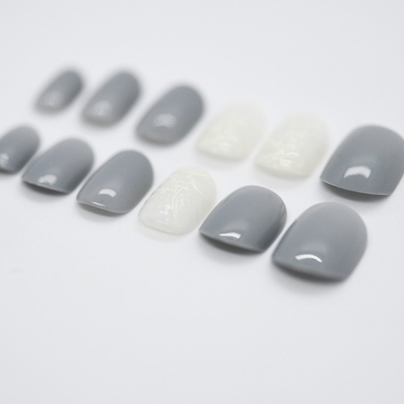 NIB CliqOnU Gray Lace Manicure Set - Picture 3 of 13